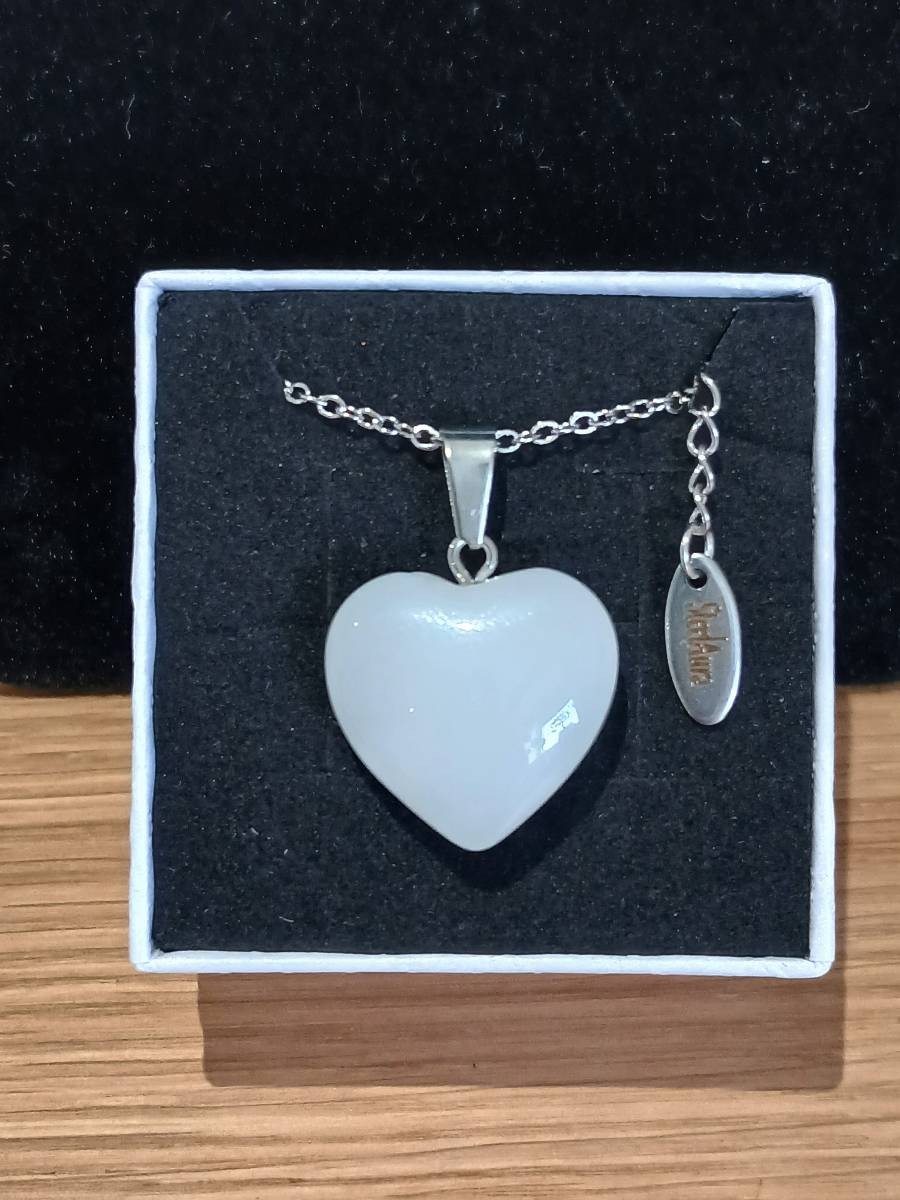 SteelAura white heart shaped pendant on a 45cm rolo chain 